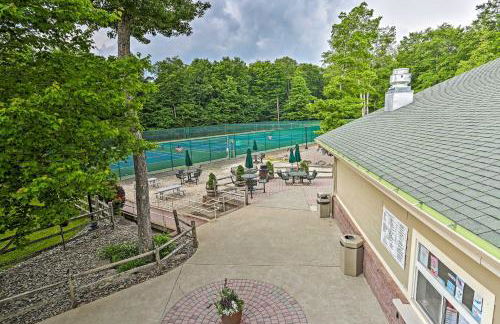 Lovely Poconos Cabin with Resort Amenities! - Foto 32