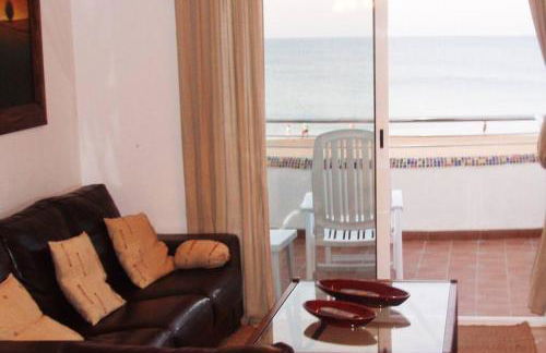 Apartamento en primera línea de playa con piscina y garaje gratuito - Foto 26
