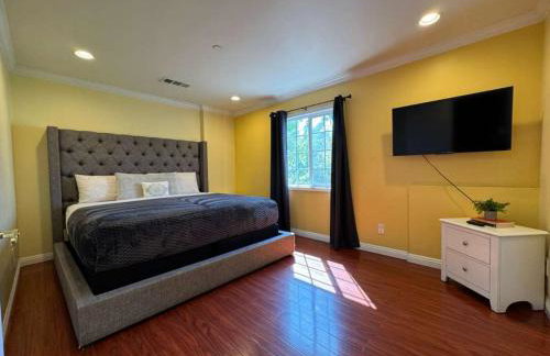 3 bedroom apartment by the MrC Hotel and 5 minutes to Rodeo Drive WiFi TV Patio walk to restaurants - Foto 4