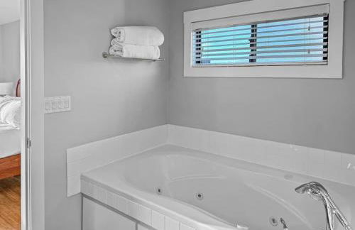 Seaside Elegance Oceanfront Escape with 3 Suites - Foto 16