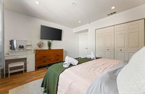 Los Angeles charming big house, king bed, parking, EV - Photo 39