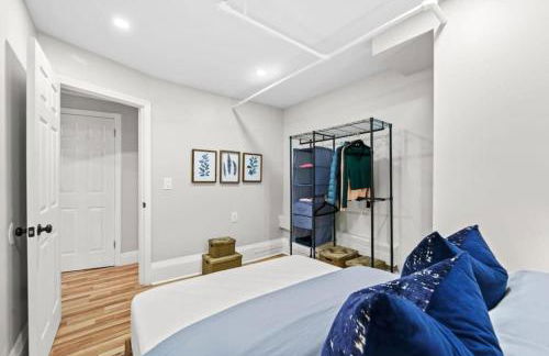 Newly Renovated 2BR w Rare Private Backyard and BBQ - Foto 21