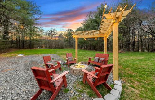 Family fun, romantic Hot Tub, Firepit, King Bed 15 min from Blue Ridge & Ellijay - Foto 36