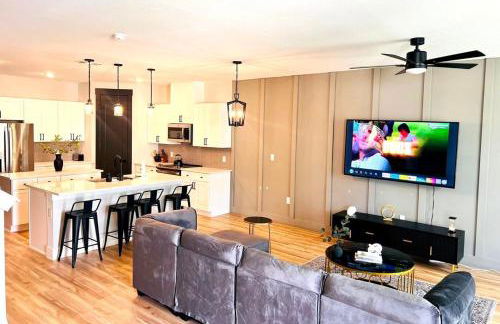 Loop, New Luxurious Large 3BR House, Sleeps 11 with Free Parking - Photo 59