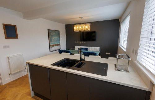 Uber Stylish 3 bedroom home off Road parking near town centre and Bike Park Wales - Photo 11