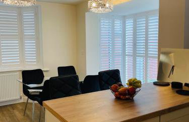 House-Sleeps 8-Parking-Garden - Photo 11