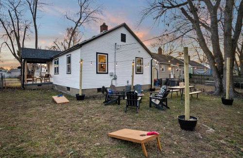 Urban Oasis Cozy Home Near Downtown with Game Room and Firepit - Foto 37