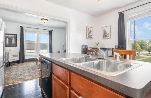 Spacious upstairs 1bed- Walking distance to Beach outlet mall - Photo 7