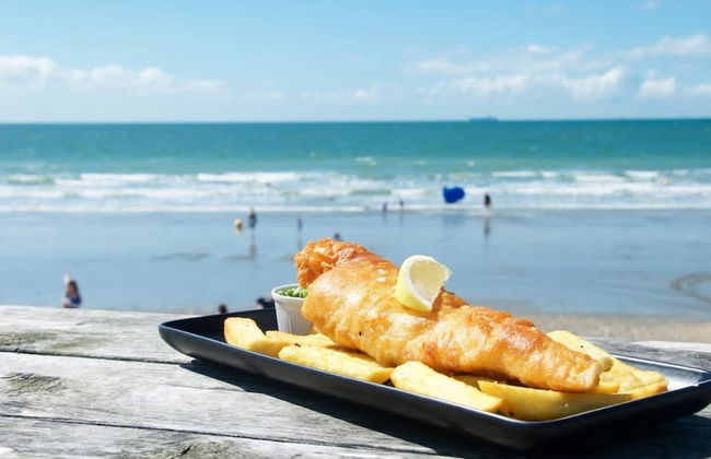 Coastal Retreat for 8 With Hot Tub - Walk to Beach - Foto 51