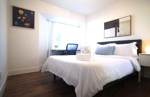 Stunning Waterfront 3BR Retreat - Perfect Getaway - Foto 18