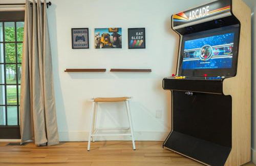 Sister Lakes Lakeside House - Sleeps 16 - Foto 19