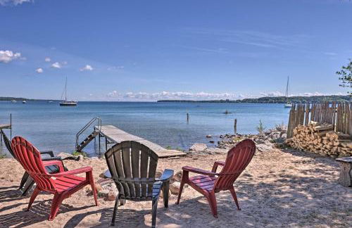 half Mi to Dtwn! Suttons Bay Cottage with Fire Pit - Foto 19