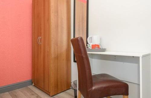 Lower Wortley 3 - Couples Haven with a Shared Kitchen - Pass the Keys - Photo 18