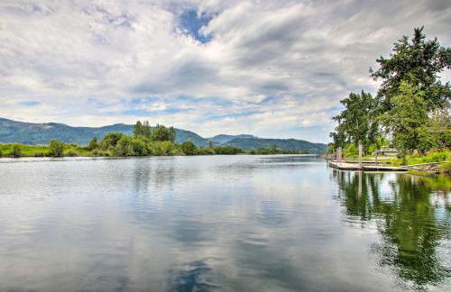 Waterfront Cabin with 2 Boat Docks and Mtn Views! - Foto 29