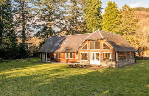 Scenic Oaklodge with wood burner - Photo 24