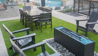 Downtown Dallas with Balcony, Pool, Rooftop Terrace, Gym, Queen Bed, King Sleeper Sofa, 2 Twin Sleeper Chairs, 65" TV, Secured Parking Garage, and FREE EV POWER - Foto 1