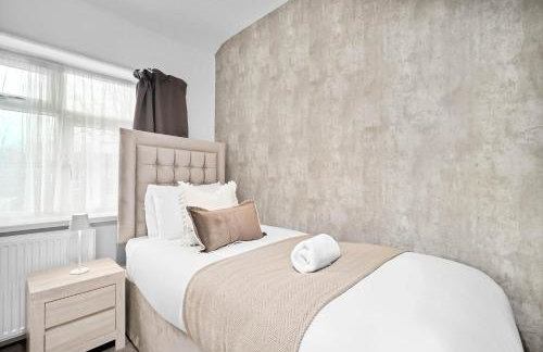 Stylish 3 Bedroom House - Garden - Pool Table - Parking 165M - Foto 14