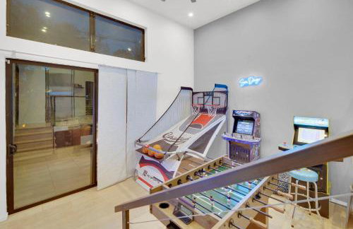 New! Luxury 5BR, W/Arcade, Sauna, Views, Fire Pit! - Foto 20