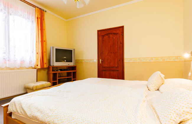 4 bedroom House in Balatonszárszó with private pool and garden - Photo 27