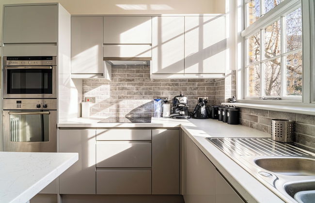 Stylish 2Bed Steps from Iconic Waterloo - Photo 14