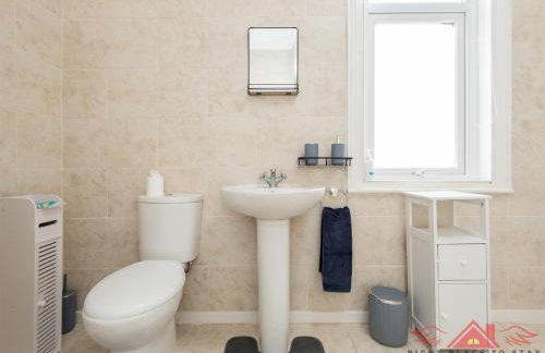 Darlington Modern 2 Bed Apartment Great for Contractors - Photo 25