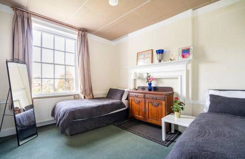 Perfect Family & Friends Home, Free Parking Security Onsite - Photo 32