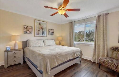 Relaxing Lakeview Stay Near Beach w Pool - Foto 12