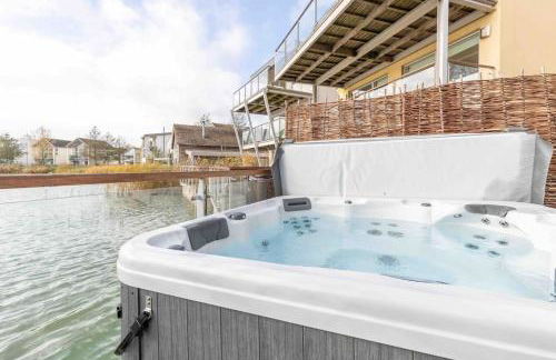 Lakeside Cotswolds Retreat with Private Hot Tub set on Lower Mill Estate - Photo 4