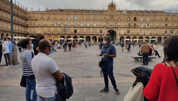 Con el guía en la Plaza Mayor de Salamanca