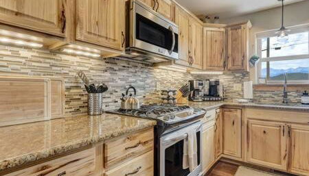 Cabin~Views~Heart of Town~W&D~Fireplace~Kitchen - Foto 3