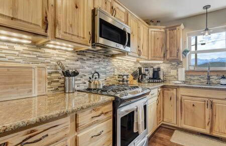 Cabin~Views~Heart of Town~W&D~Fireplace~Kitchen - Foto 3