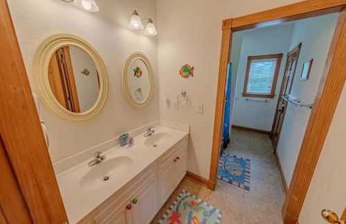 Frolic Inn OBX - Semi Soundfront Retreat, Pool, Hot Tub, Boat Ramp, Elevator, Media & Game Room - Foto 45