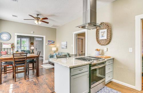 half Mi to Seawall! Family Home with Furnished Patio - Foto 8