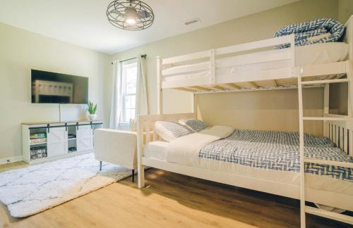 City Retreat - 4 Bedroom Oasis with King & Private Yard near Downtown - Foto 18