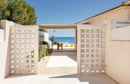 Salty Angel Sea Front Villa - Photo 29