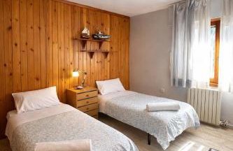 Amplio y Cómodo chalet a 15 minutos del centro con piscina y pistas de tenis - Foto 13