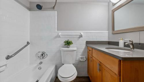 Contemporary 2BR Stay - Pool and Gym and Grill Area - Photo 4