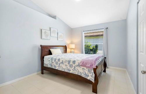 Cozy and Relaxing Retreat House - Photo 23