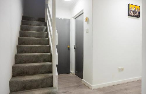 Beautiful Modern Home in London, Free Parking, Family Home, Sleeps 9, Close to Railway Station - Foto 9