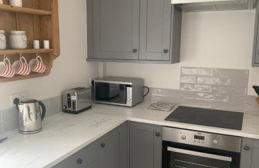 Tipsy Cottage Charming 2 bedroom home. - Photo 5