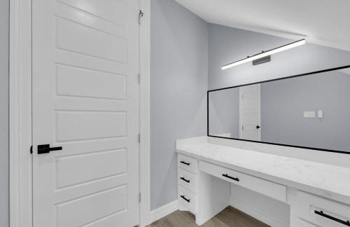 Relax and Unwind in this Modern Spacious Townhome - Foto 10