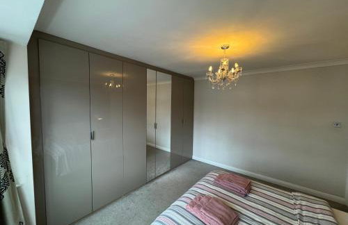 3 Bed House in Cheam, London with Garden, Parking and Playground - Photo 16