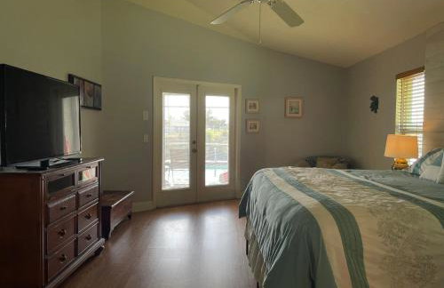 Relax with nature in our Waterfront 4 bedroom -HEATED POOL HOME-KING BED - Foto 10