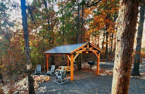 The Windstorm Cabin - Pet-friendly & a 2-person Jacuzzi hot tub! - Foto 32