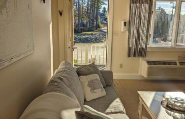 Riverfront 2nd floor with balcony Sheepscot Harbour Vacation Club Studio #210 - Foto 2