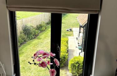 Charming King Bed Ensuite Studio in Peaceful West Challow - Photo 9