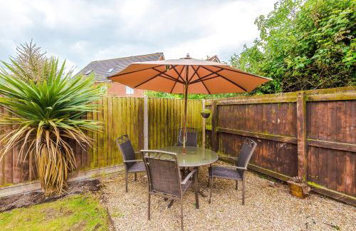 Beach Retreat with Hot Tub Sleeps 8 - Foto 39