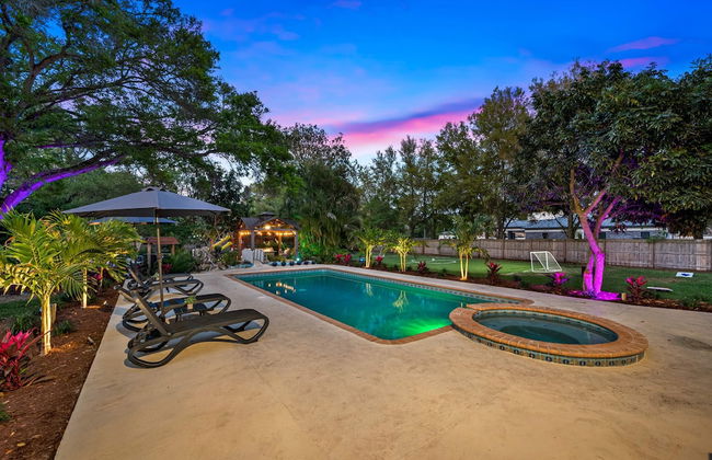 Luxe Largo Retreat: Pool, Games, Basketball & More - Foto 9