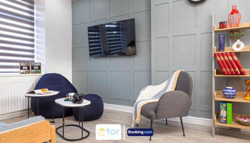 Explore Welsh Wonders, 3 Bedroom House By The One Retreats Short Lets & Serviced Accommodation Treharris - Foto 2