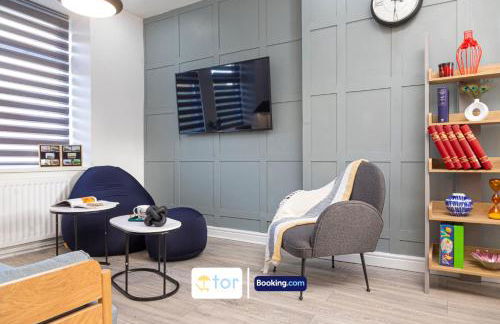 Explore Welsh Wonders, 3 Bedroom House By The One Retreats Short Lets & Serviced Accommodation Treharris - Foto 2